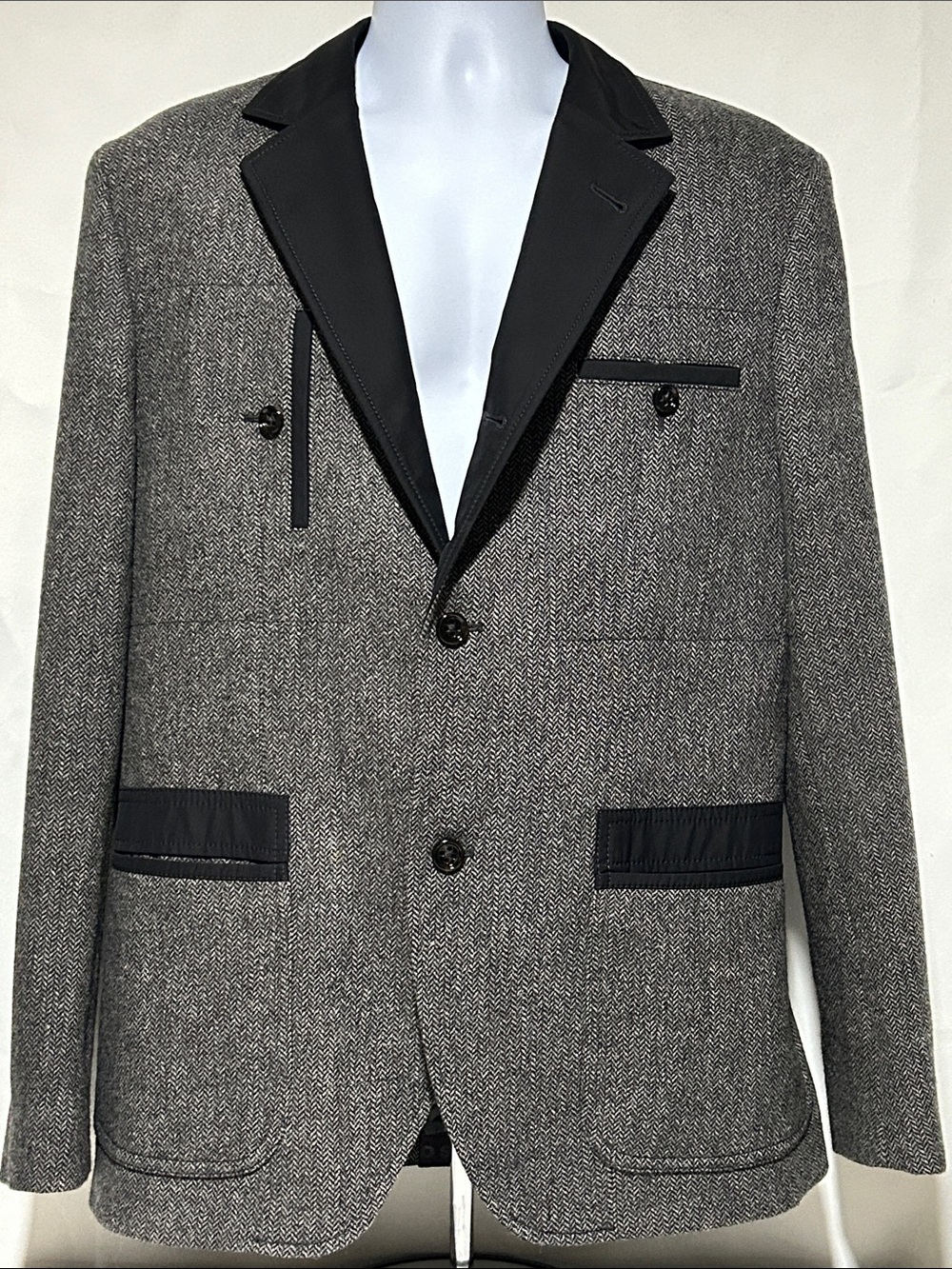 Hugo Boss Men’s Size 44R Gray Herringbone Blazer Black Notch Lapel Pockets Lined
